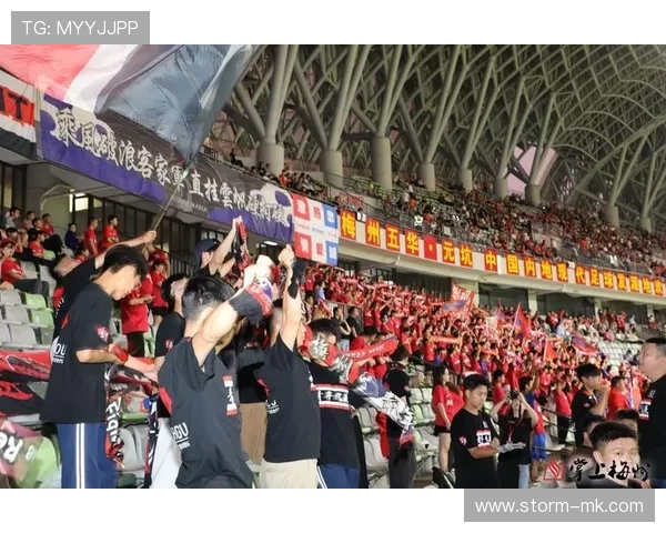 中国队主场迎战强敌，上海球迷热情助威期待精彩对决